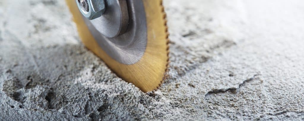 Timanttisahan terä leikkaamassa betonia – VVA Rakennustyöt tarjoaa timanttisahausta ja kuivaporausta rakennus- ja purkukohteisiin Riihimäellä ja lähialueilla.